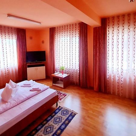 Pensiunea Sanziana Hotel Орадеа Екстериор снимка