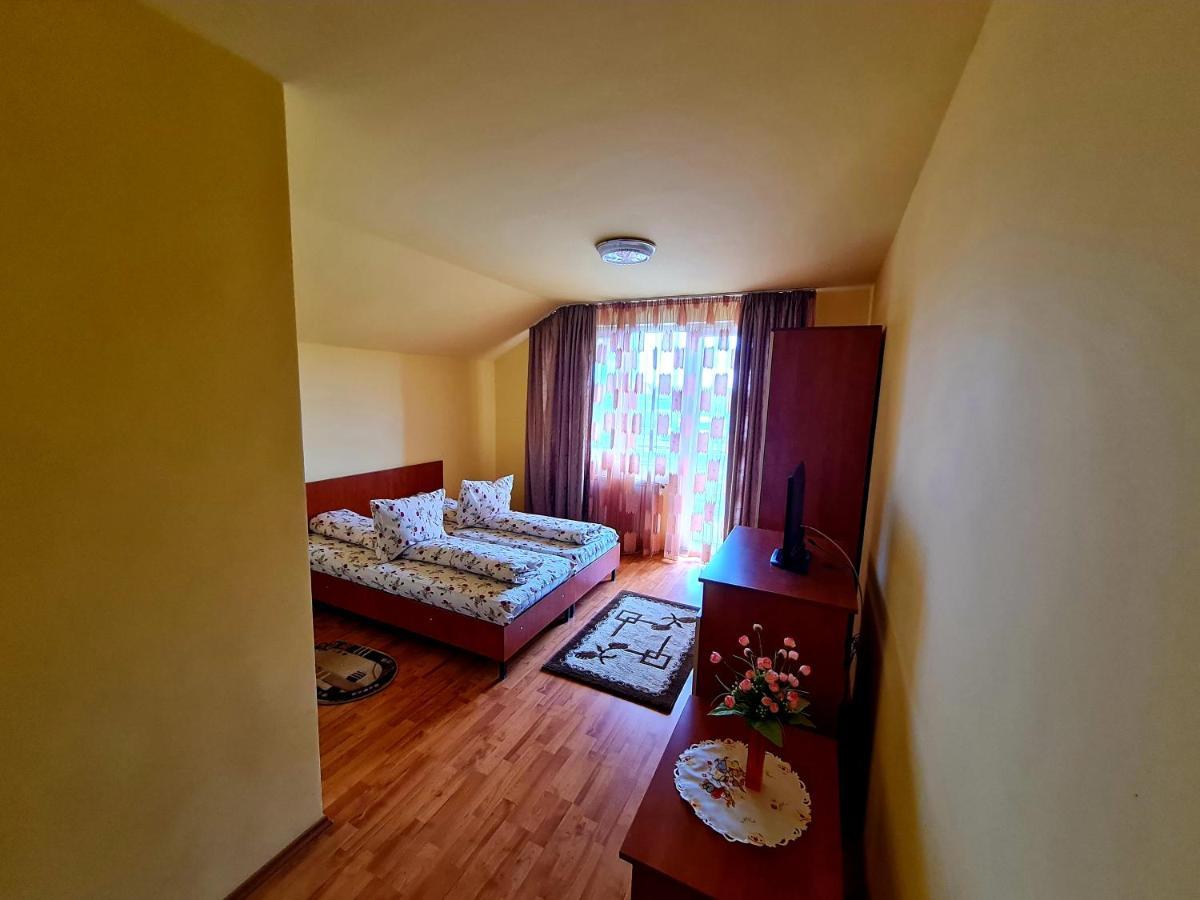 Pensiunea Sanziana Hotel Орадеа Екстериор снимка