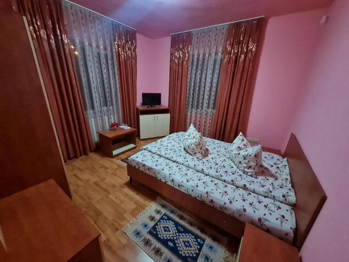 Pensiunea Sanziana Hotel Орадеа Екстериор снимка