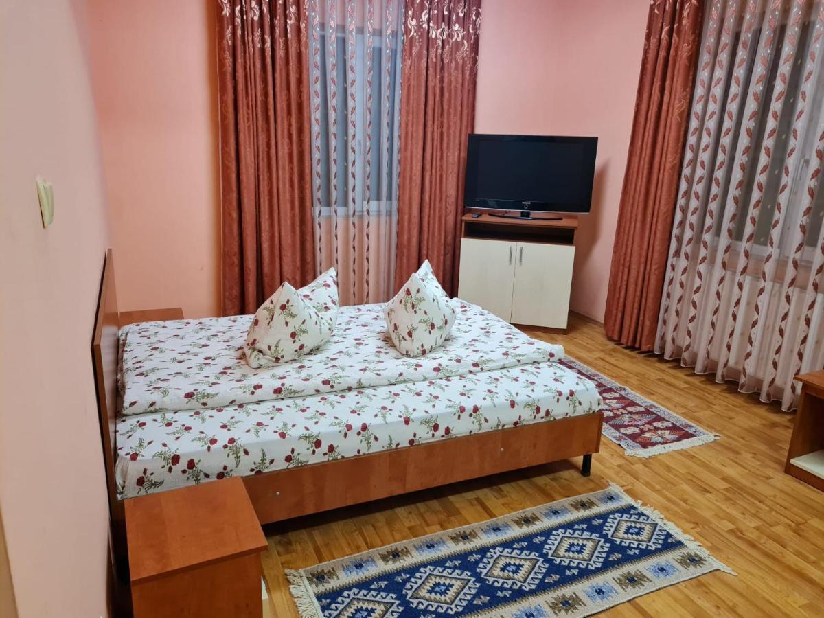Pensiunea Sanziana Hotel Орадеа Екстериор снимка
