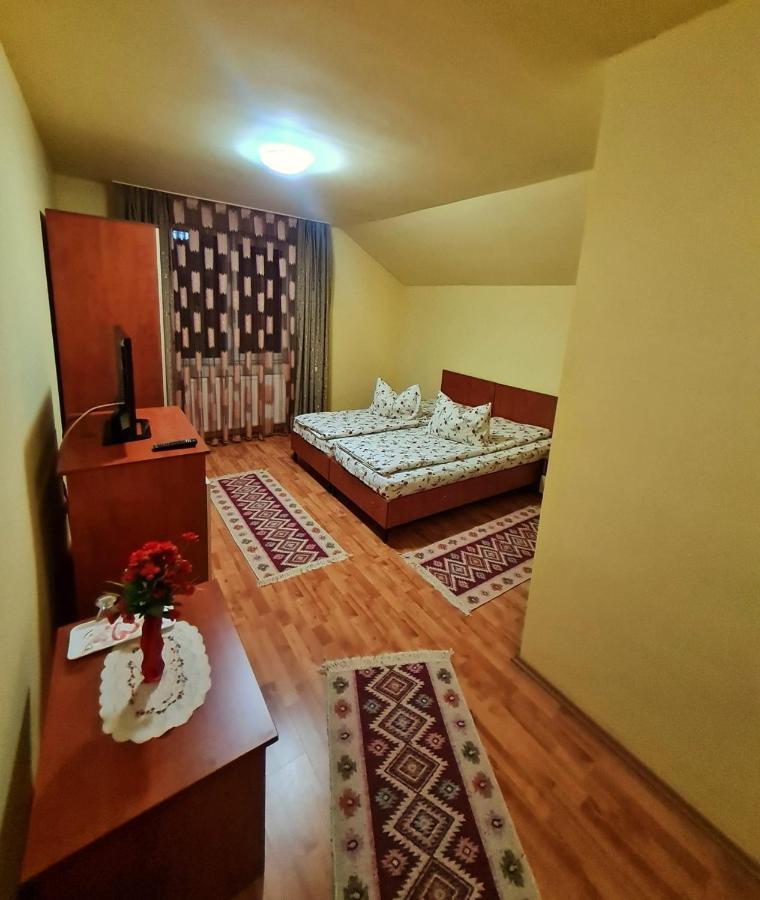 Pensiunea Sanziana Hotel Орадеа Екстериор снимка