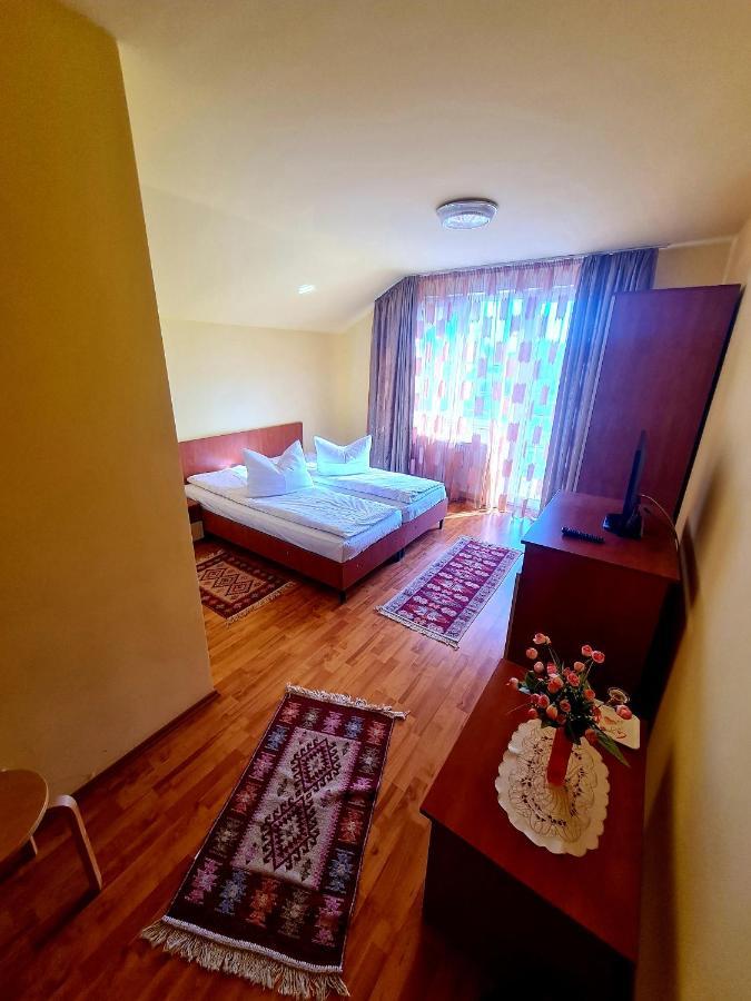Pensiunea Sanziana Hotel Орадеа Екстериор снимка
